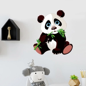 Dettaglio di adesivo murale panda che mangia bambù per decorare cameretta bambini