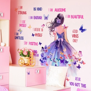 Détail de stickers muraux fille avec papillons mauves et citations de motivation