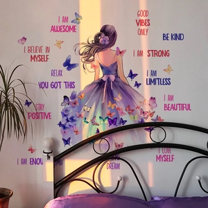 Détail du sticker mural fille en robe violette avec papillons et citations