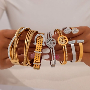 Ensemble de bracelets de luxe en acier titane plaqué or et argent avec accents de zircon