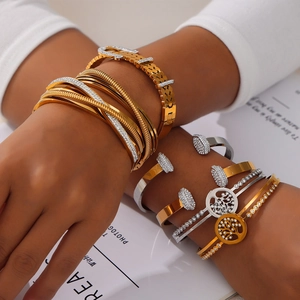 Ensemble de bracelets de luxe en acier doré avec cristaux et design ouvert en C