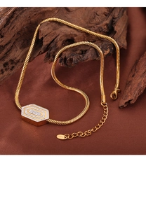 Nahaufnahme des sechseckigen Kristallanhängers mit goldener Schlangenkette und Verschluss