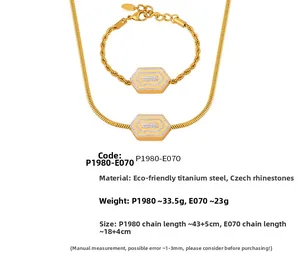 Detailansicht des 18K vergoldeten Titanstahl-Schmucksets mit sechseckigem Kristallbesatz