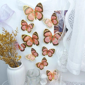 Stickers muraux papillons 3D rose et doré avec des textures réalistes déco