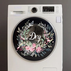 Nahaufnahme des rosa Rosenkranz-Aufklebers mit Dry-Schriftzug auf einer Waschmaschine