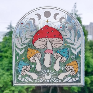 Détail d'autocollants champignons colorés avec motif rayon de soleil sur verre