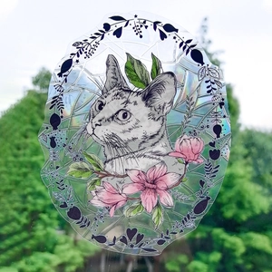 Autocollant chat holographique aux fleurs roses sur une vitre au soleil