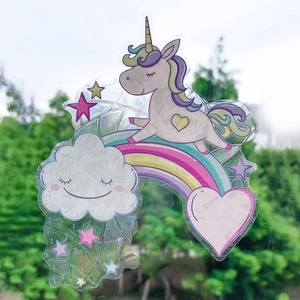Vue détaillée du sticker arc-en-ciel pour fenêtre montrant l'effet de prisme lumineux