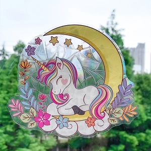 Détail d'un sticker licorne holographique pour fenêtre avec effet prisme arc-en-ciel