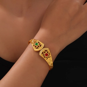 Bracelet jonc vintage plaqué or avec motifs ajourés et pierres précieuses colorées