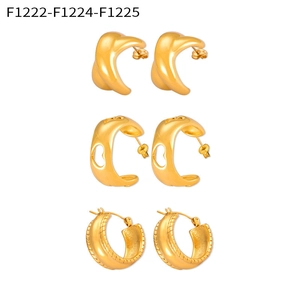 Détails de boucles d'oreilles créoles dorées en acier titane avec textures variées