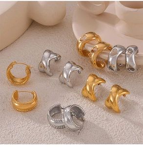 Collection de boucles d'oreilles géométriques dorées et argentées avec créoles et cœurs