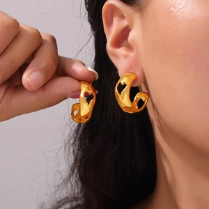 Boucles d'oreilles créoles larges dorées avec cœurs ajourés et fini métallique poli