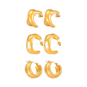 Trois paires de boucles d'oreilles géométriques en titane plaqué or avec motifs ajourés