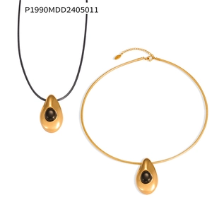Détail de pendentifs gouttes d'eau plaqués or 18k avec pierres d'agate noires