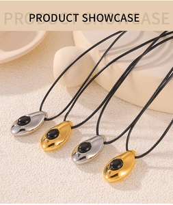 Détail de pendentifs gouttes avec agate noire sur plaqué or 18 carats et argent