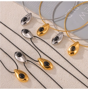 Pendentifs gouttes en agate noire avec finitions or et argent sur cordon
