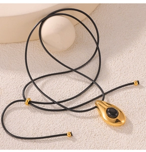 Détail du pendentif goutte plaqué or 18k avec onyx noir sur cordon en cuir noir