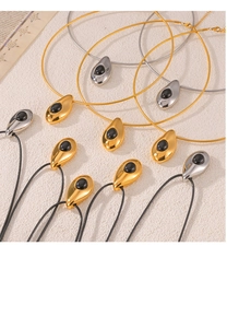 Détails de colliers en goutte avec incrustation d'onyx noir sur fond texturé