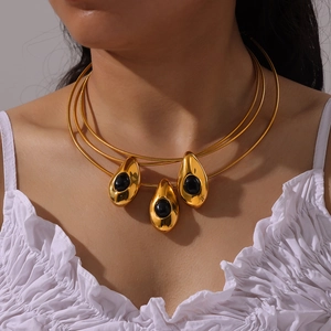 Collier multicouche en titane plaqué or 18 carats avec pendentifs gouttes en onyx noir