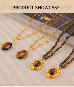 Vue détaillée de colliers vintage en œil de tigre avec chaînes à perles dorées et pendentifs
