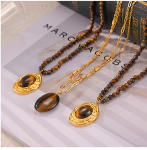 Détail du set de pendentifs en pierre œil de tigre avec chaîne perlée dorée vintage