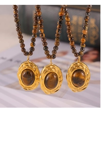 Gros plan de pendentifs en œil de tigre avec texture en métal doré sur colliers