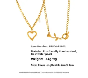 Detalle de collares de acero de titanio con corazón y rosa, perlas de agua dulce y cierre OT