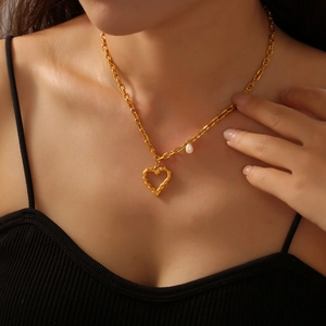 Collar de corazón dorado con colgante texturizado y perla en cadena de eslabones O