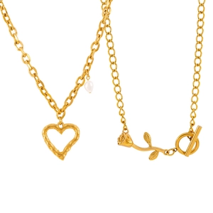 Collar de cadena gruesa dorada con colgante de corazón hueco y dije de rosa con perla blanca