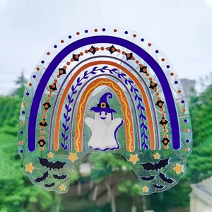 Détail d'un autocollant d'Halloween en forme de fantôme avec réfraction arc-en-ciel