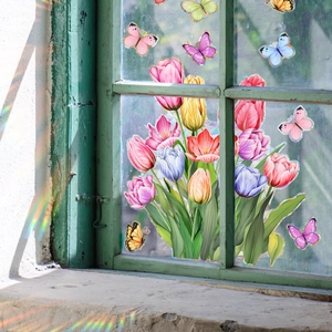 Regenboog tulpen raamstickers met vlinders op een vintage groen houten raamkozijn