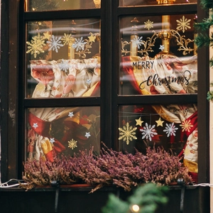 Détails de flocons de neige scintillants et autocollants Joyeux Noël sur bois foncé