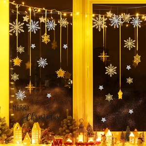 Détail de flocons de neige et d'étoiles dorés et argentés scintillants pour Noël