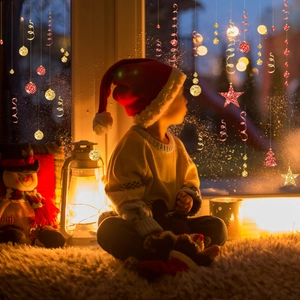 Scène de Noël chaleureuse avec ornements d'étoiles rouges et dorées et éclairage festif