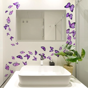Vue détaillée de papillons décoratifs violets sur un miroir de salle de bain