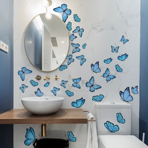 Stickers muraux papillons bleus 3D sur carrelage en marbre de salle de bain