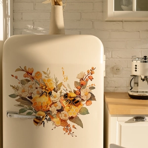 Adesivo murale con api e fiori su un frigorifero retrò in una cucina accogliente e calda