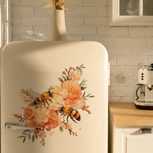 Dettaglio di adesivi con api e fiori colorati su un frigorifero beige in stile retrò