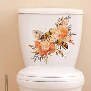 Dettaglio adesivo floreale per WC con api e fiori arancioni su serbatoio bianco