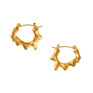 Boucles d'oreilles modernes en C dorées irrégulières avec finition polie pour femmes