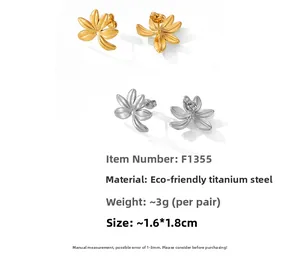Détails des boucles d'oreilles fleurs en acier titane avec placage or 18 carats
