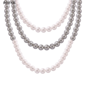Détail d'un collier de perles multicouches élégant aux teintes blanc et gris