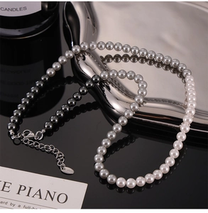 Détail du collier de perles dégradé avec fermoir mousqueton en acier inoxydable