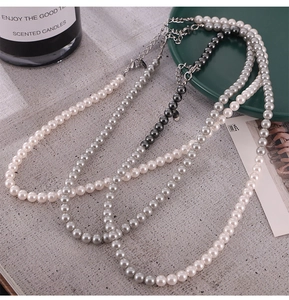 Vue détaillée de colliers de perles colorées avec fermoirs mousquetons en argent