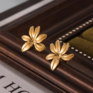 Élégantes boucles d'oreilles fleurs en titane plaqué or 18 carats sur support en velours olive