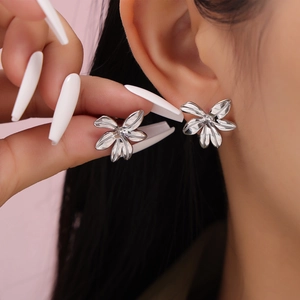 Boucles d'oreilles fleurs 3D argentées élégantes avec pétales en métal poli