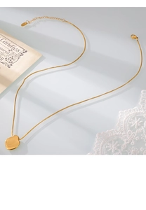 Gedetailleerde close-up van de organische gouden hanger met fijne boxketting en sluiting