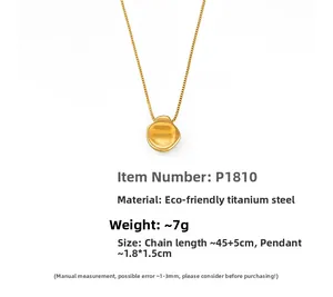 Details van de titaniumstalen ketting met onregelmatige gouden hanger en afmetingen