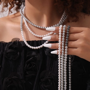 Ensemble de colliers de perles multicolores blanc gris et noir pour un look superposé chic